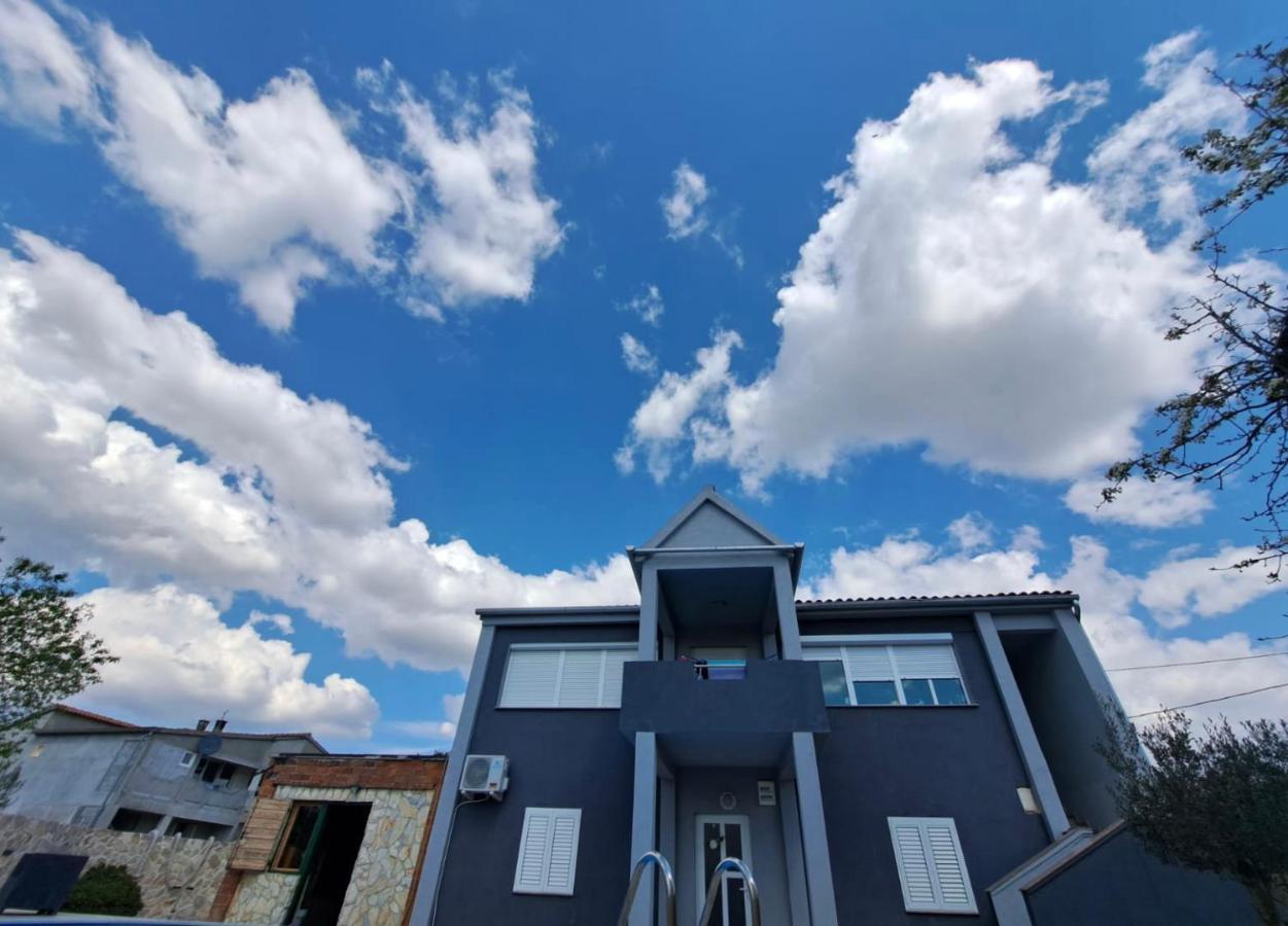 Iva Apartman Sa Bazenom Donji Zemunik Exterior photo